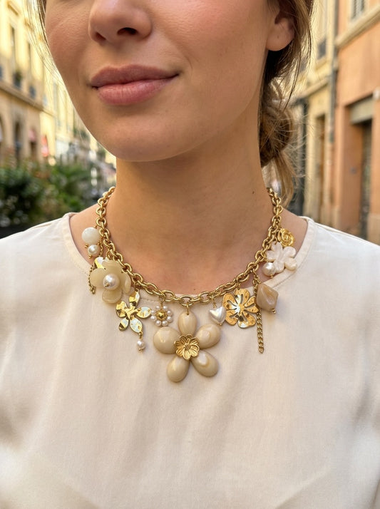 Collier doré à multi-charms fleurs sculptées en résine beige