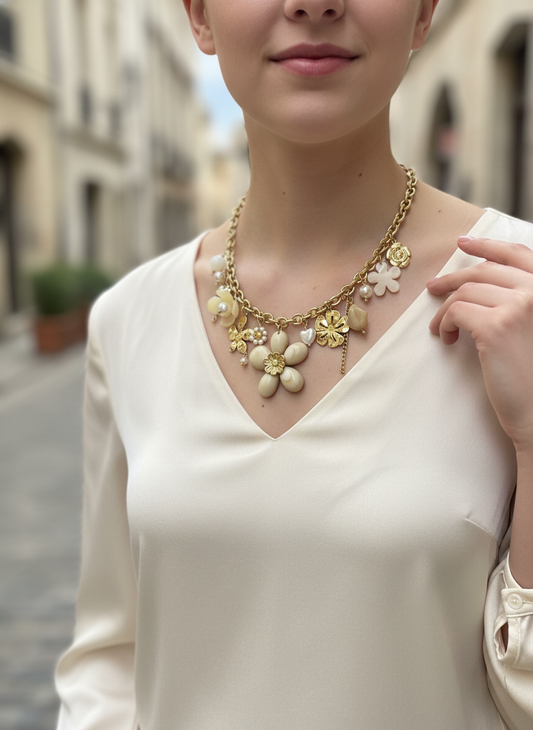 Collier doré à multi-charms fleurs sculptées en résine beige