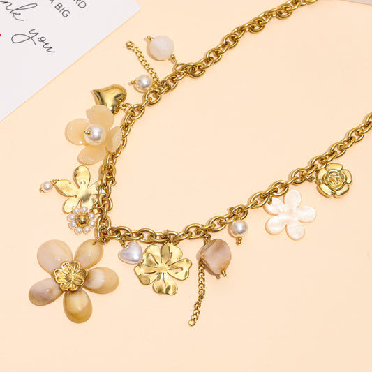 Collier doré à multi-charms fleurs sculptées en résine beige