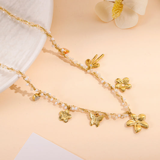 Collier doré à perles fines et charms floraux