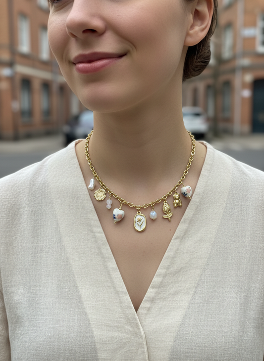 Collier doré à charms floraux et cœurs en porcelaine