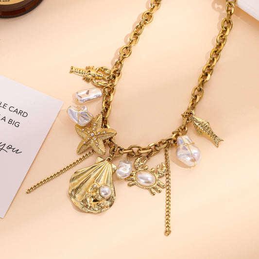 Collier doré coquillage relief et perles irrégulières