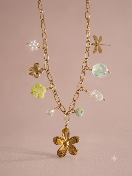 Collier doré à charms fleurs, pierres et perles
