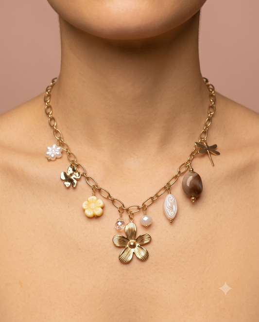Collier doré à charms fleurs, pierres et perles