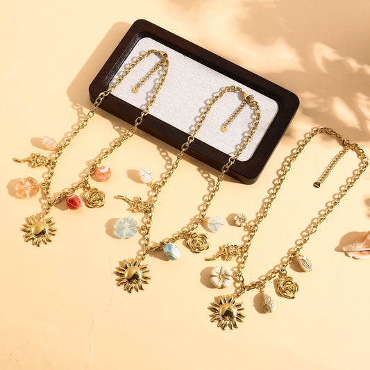 Collier doré soleil rayonnant, fleurs et pierres facettées