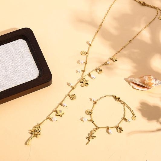 Collier doré en Y pendentifs rose texturée et perles