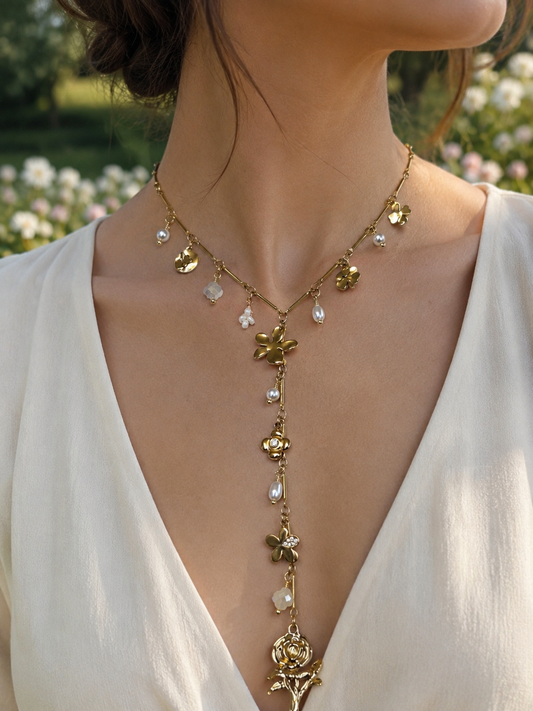 Collier doré en Y pendentifs rose texturée et perles