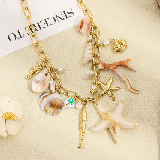 Collier doré étoile de mer, coquillages résines et perles