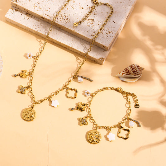 Collier doré à charms trèfles et perles effet bonheur