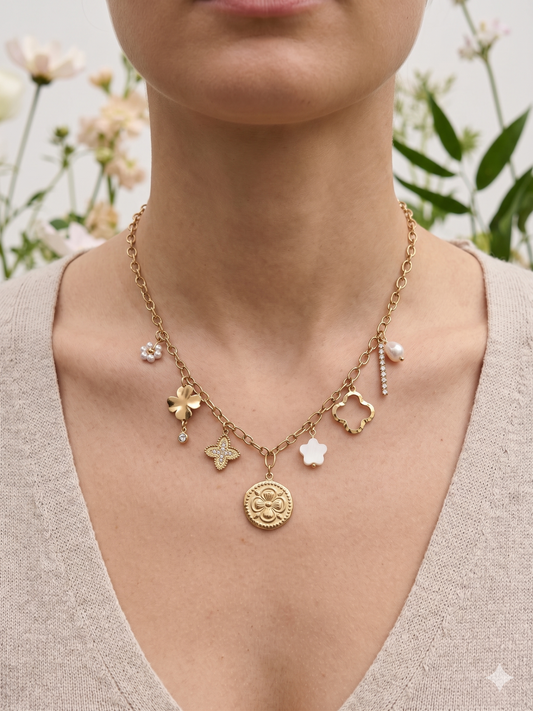 Collier doré à charms trèfles et perles effet bonheur