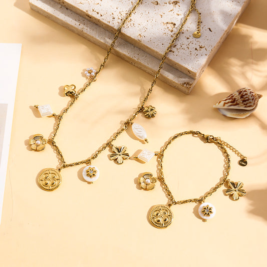 Collier doré à charms médaillon trèfle et fleurs texturées