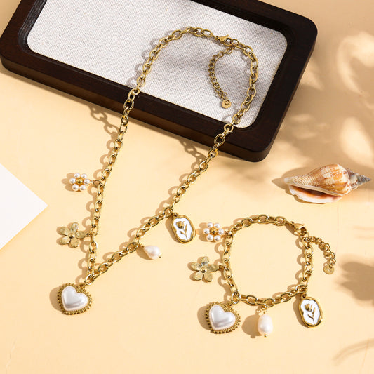 Collier doré à charms cœur perlé et fleurs