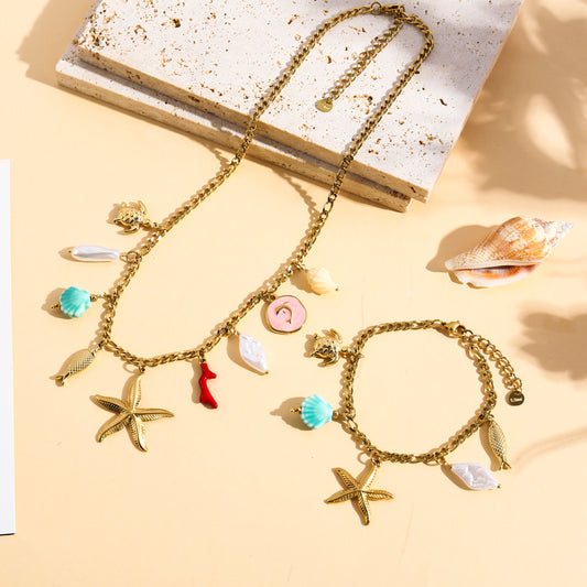 Collier doré à breloques marines multicolores