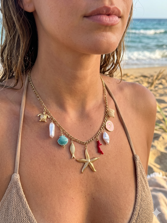 Collier doré à breloques marines multicolores