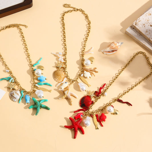Collier doré à charms étoile de mer, corail et poisson