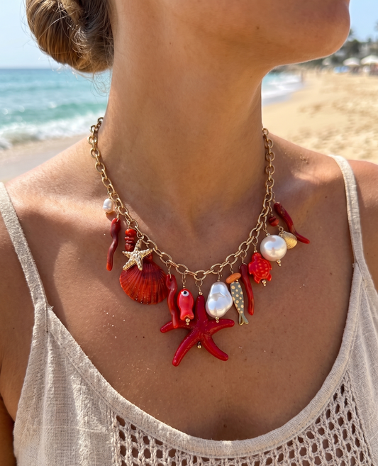 Collier doré à charms étoile de mer, corail et poisson