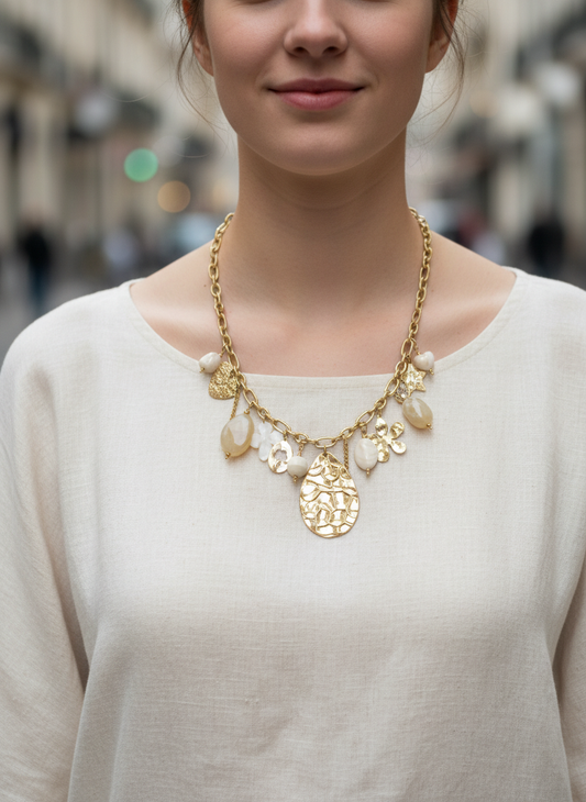 Collier doré à plaque martelée goutte et charms résine