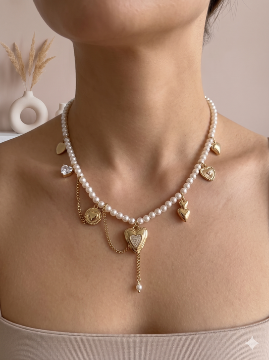 Collier doré chaîne perlée charms cœurs