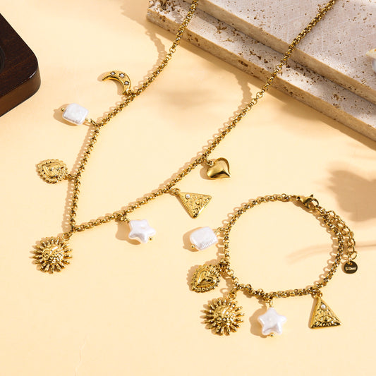 Collier doré breloques célestes et médaillons