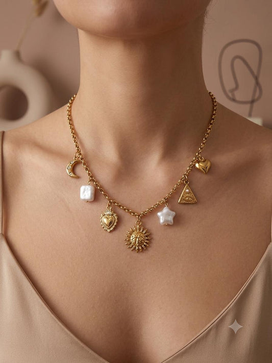 Collier doré breloques célestes et médaillons