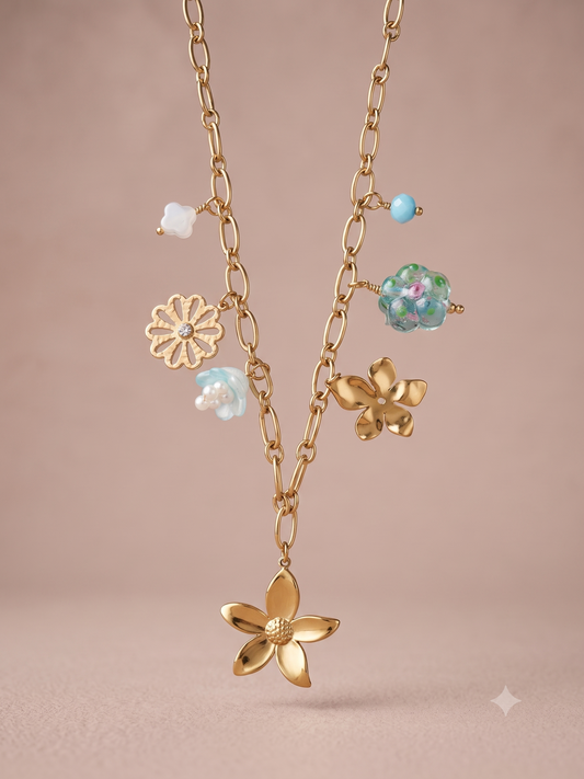 Collier doré à charms fleurs et pampilles