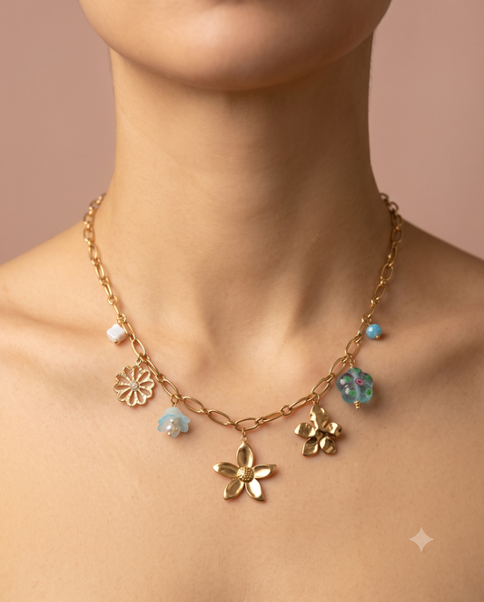 Collier doré à charms fleurs et pampilles