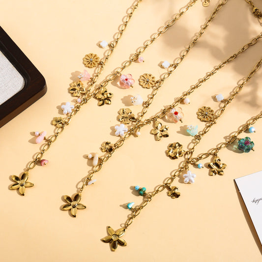 Collier doré en Y à charms fleurs et pampilles