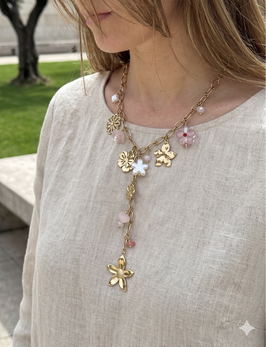 Collier doré en Y à charms fleurs et pampilles