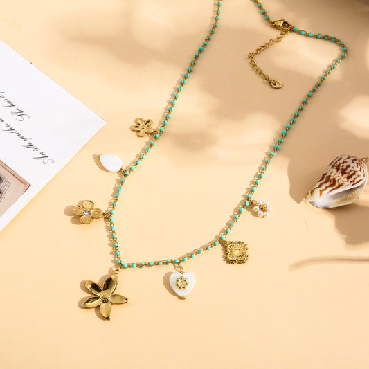Collier doré à perles charms fleurs et cœur