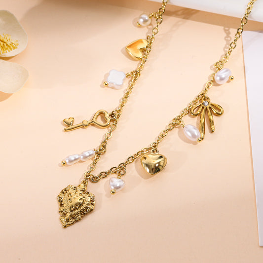Collier doré fin à breloques cœur et petites perles