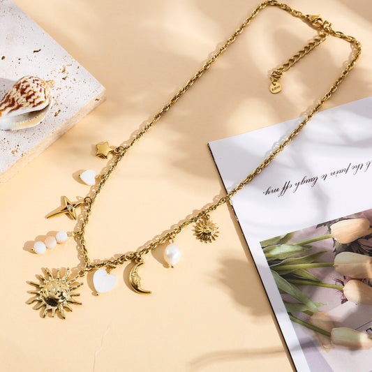 Collier doré à charms soleils, étoiles et cœurs nacrés