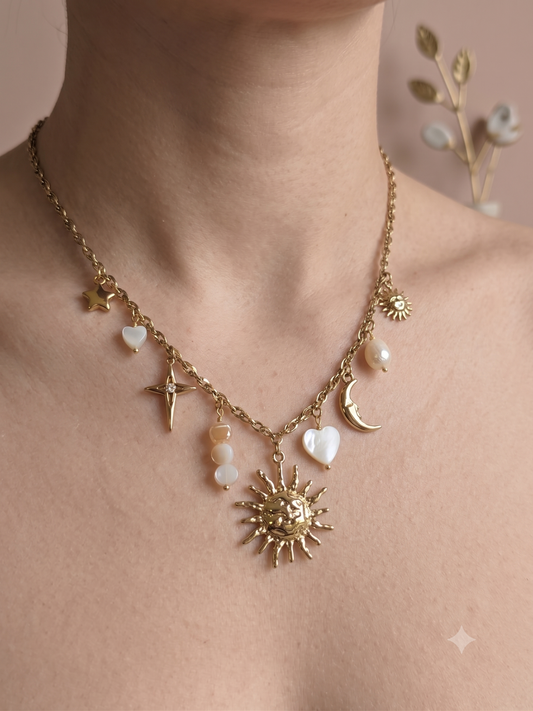 Collier doré à charms soleils, étoiles et cœurs nacrés