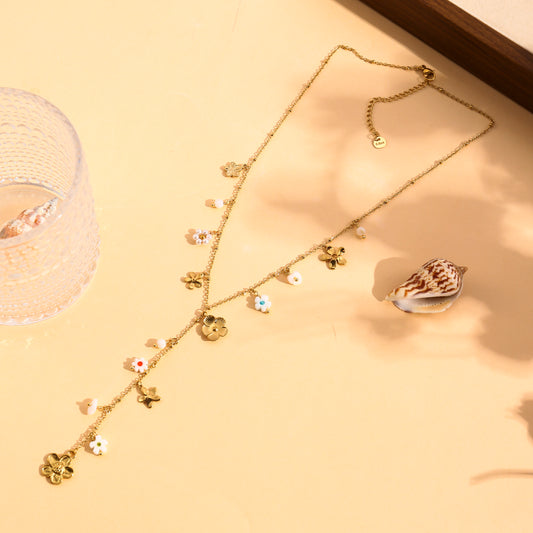 Collier doré en Y à mini fleurs pendantes et détails nacrés