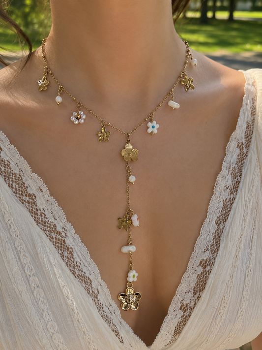 Collier doré en Y à mini fleurs pendantes et détails nacrés