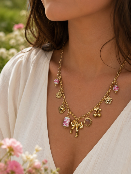 Collier doré pendentifs nœud texturé et porcelaines roses