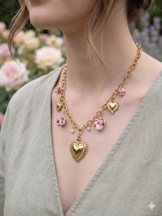 Collier doré à charms cœurs texturés et perles en porcelaine rouge