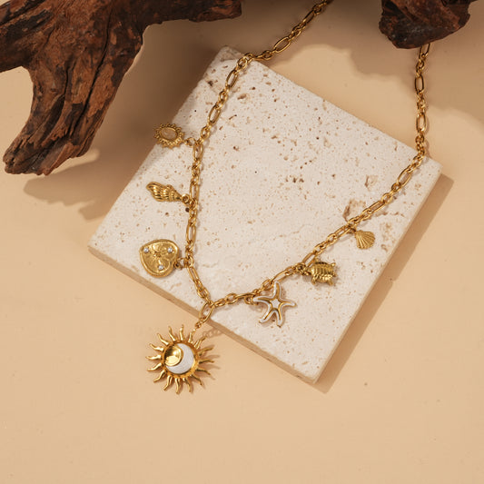 Collier doré à charms soleil et étoile de mer nacré