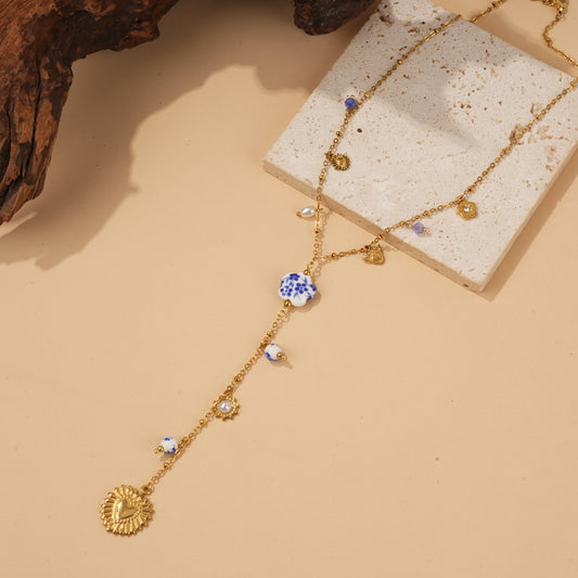 Collier doré en Y à perles porcelaine bleue et charms cœur