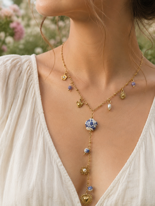 Collier doré en Y à perles porcelaine bleue et charms cœur