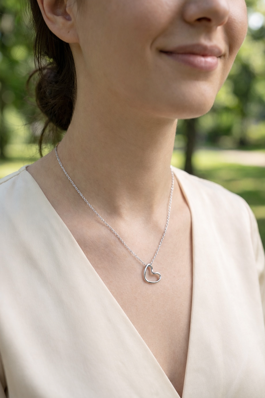 Collier fin orné d'un cœur ajouré style intemporel