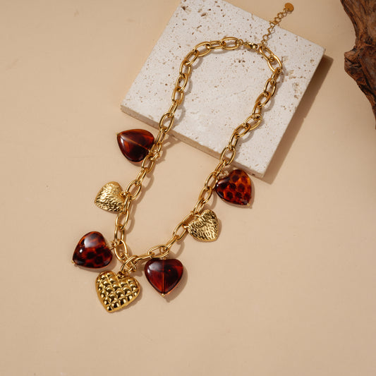 Collier doré à maillons et breloques cœurs léopard