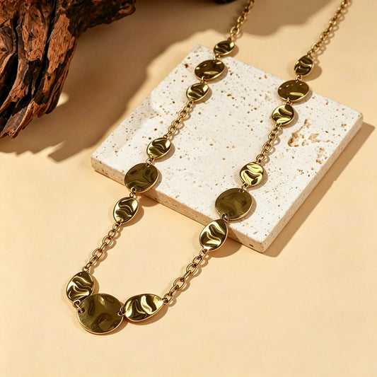 Collier sautoir doré avec plaques martelées