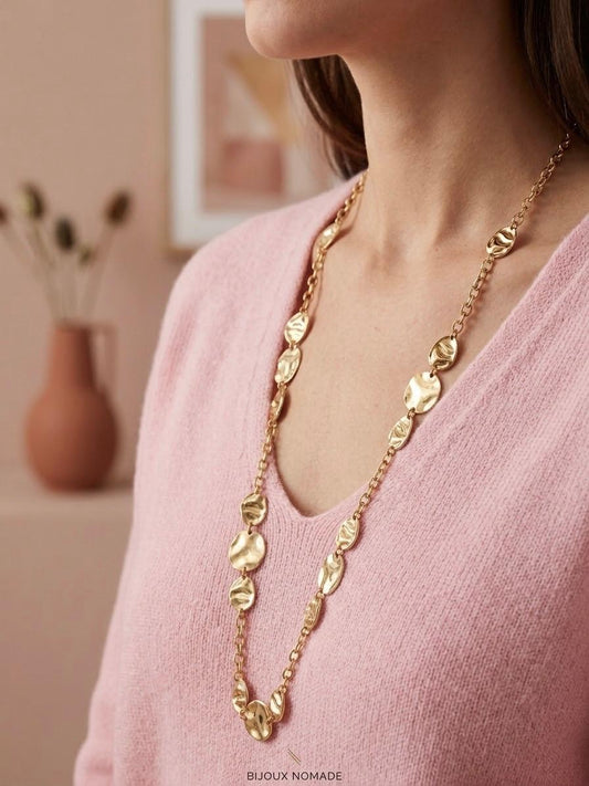 Collier sautoir doré avec plaques martelées