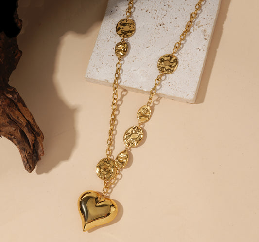 Sautoir long doré avec plaques martelées et pendentif cœur bombé