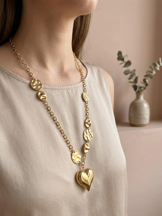 Sautoir long doré avec plaques martelées et pendentif cœur bombé