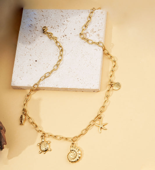 Collier doré à pendentifs marins tortue et coquillages