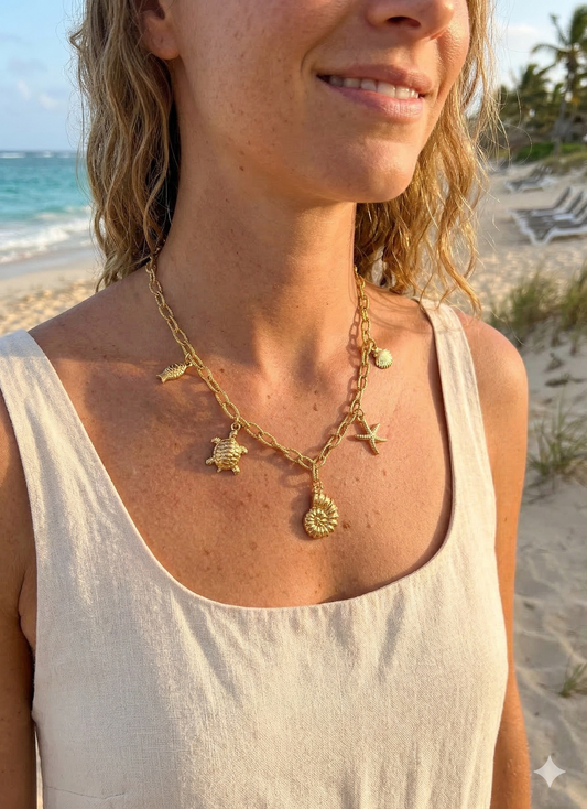 Collier doré à pendentifs marins tortue et coquillages
