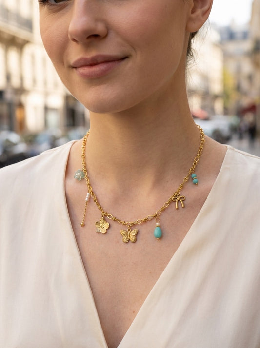 Collier doré fin à charms fleurs, papillon et perles bleues