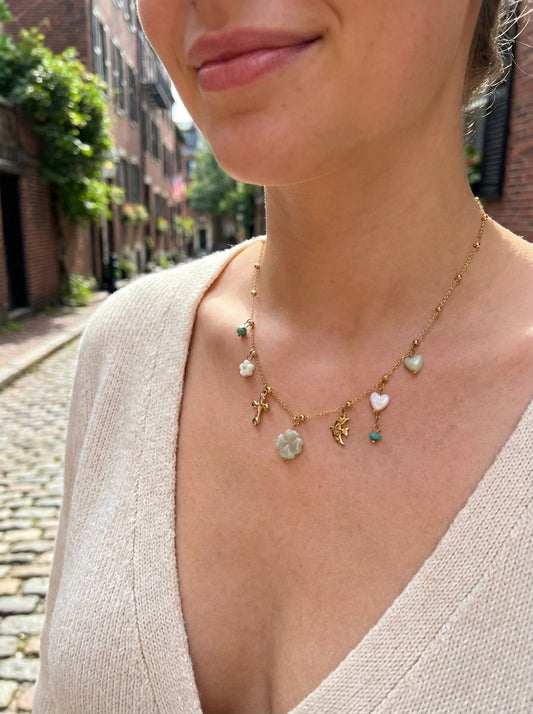 Collier doré fin à symboles porte-bonheur et pierre verte
