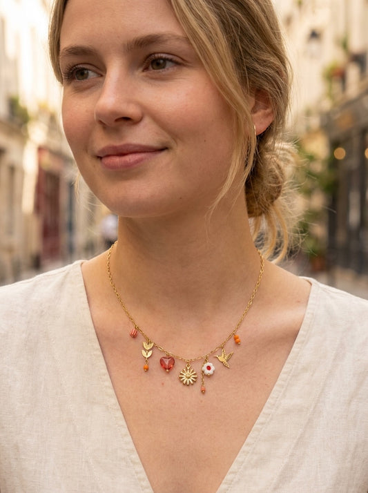 Collier doré à charms fleur, cœurs et oiseau porte-bonheur